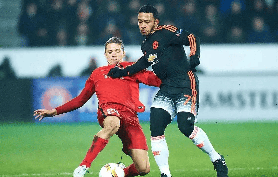 包含强强对碰！激烈足球赛事最新记录的词条