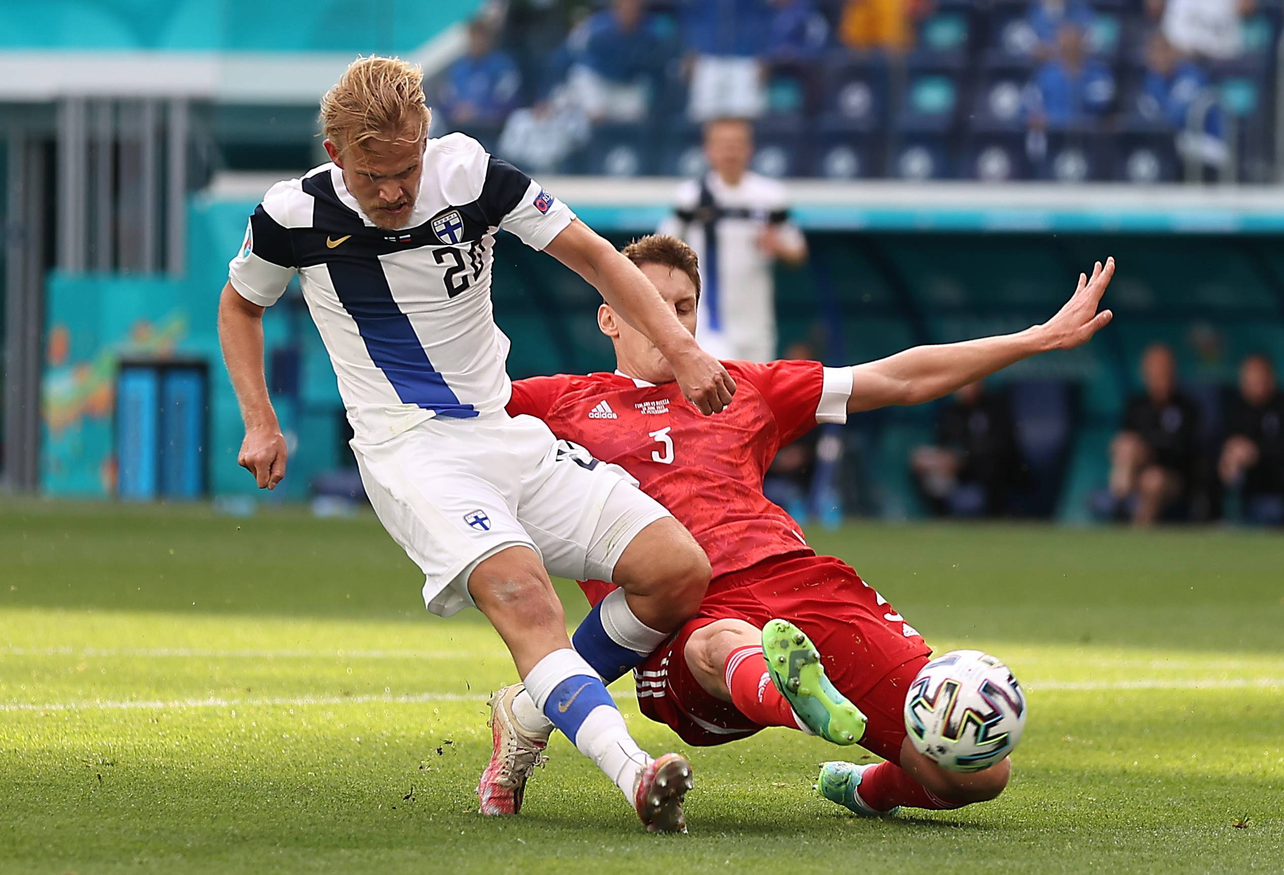 精彩绝伦的足球比拼，球迷热情高涨的简单介绍